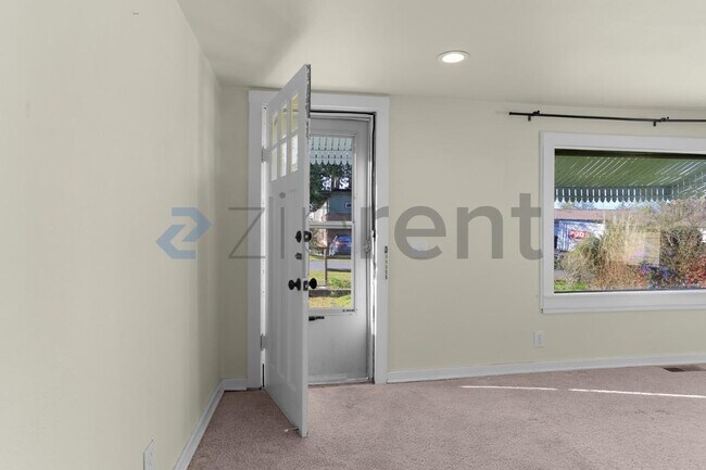 Building Photo - 5526 S Avon St