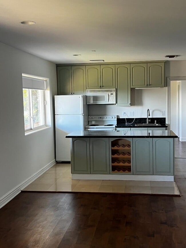 Building Photo - 2514 Roscomare Rd