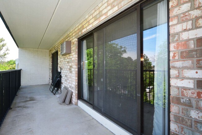 Building Photo - Available now - Top-Floor Living with Style and Convenience in Minnetonka!