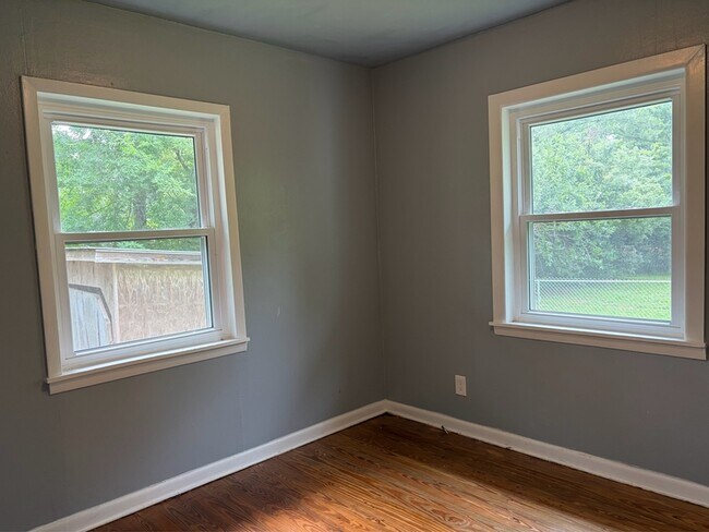 Building Photo - 733 Putnam Dr
