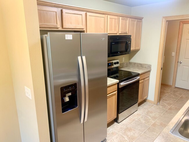 Building Photo - 2 Bedroom 1.5 Bathroom located in the Heights!