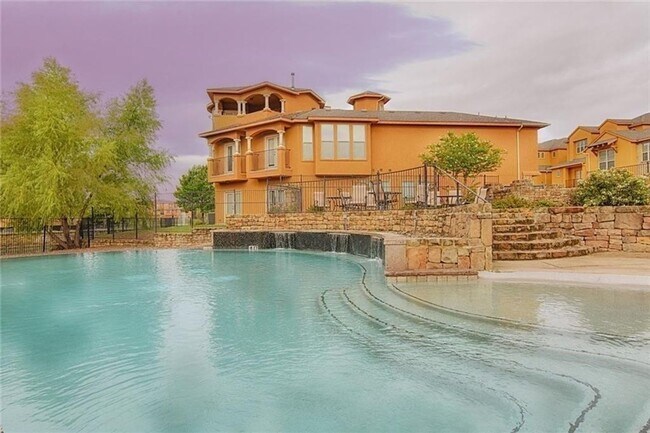 Building Photo - 2650 Venice Dr