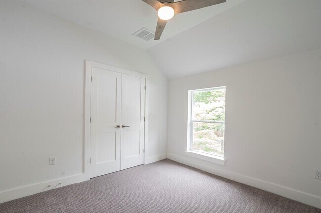 Building Photo - 616 W Dittmar Rd
