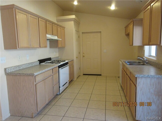 Building Photo - 2747 Phoenix Ave