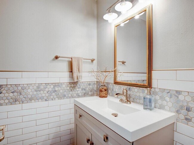 Building Photo - 1405 Yarborough Dr