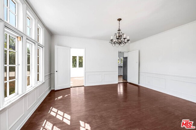 Building Photo - 2441 Glendower Ave