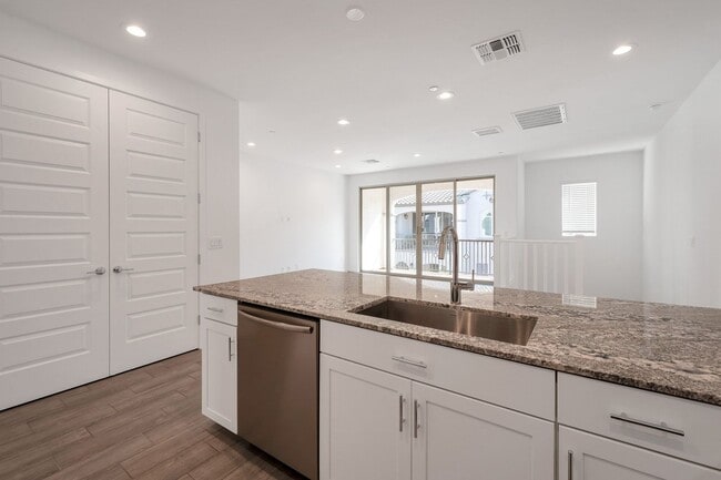 Building Photo - Like Brand New Luxurious Modern 3 Bedroom ...