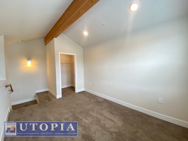 Building Photo - Beautiful, top floor apartment located in ...