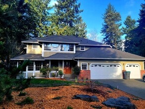 Building Photo - Stunning 4bd centrally located in desirable Ridgetop area
