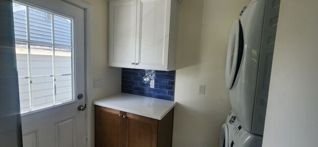 Building Photo - East Sac Charmer