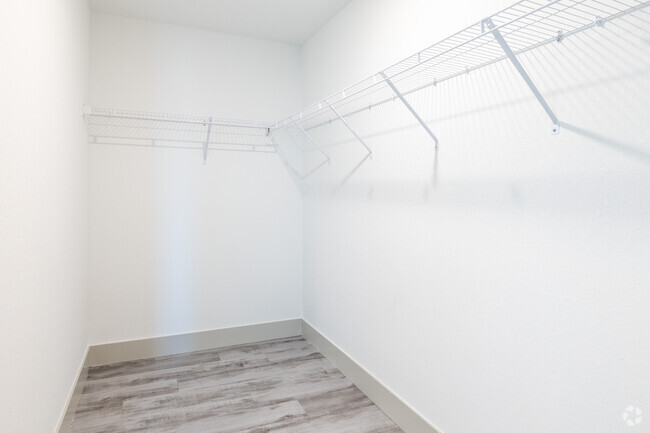 Walk in closet - Bellavista at Vanderbilt Way