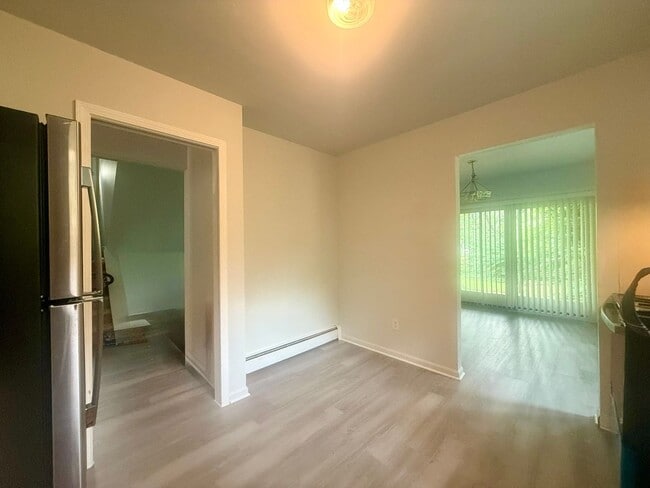 Building Photo - 410/412 S Revena Blvd