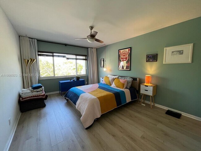 Building Photo - 2230 NE 56th Pl