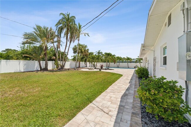Building Photo - 3800 Bayshore Blvd NE