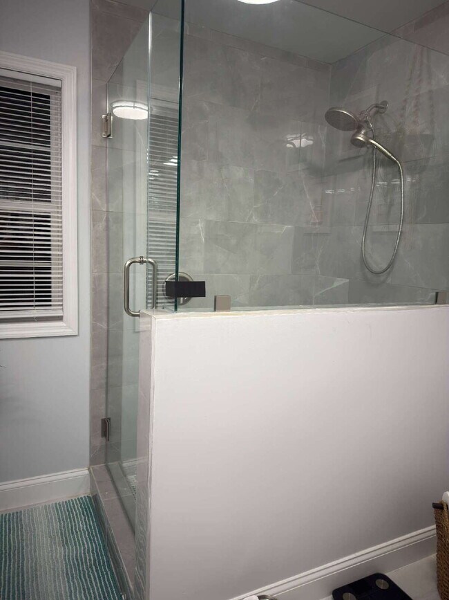 Building Photo - 4BD Home in Heart of Mt. Pleasant- Center Lake