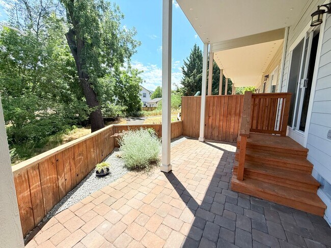 Building Photo - Elegant Townhome – 2 Primary Suites, balco...