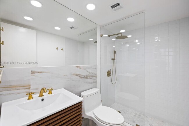 Building Photo - 1440 Brickell Bay Dr