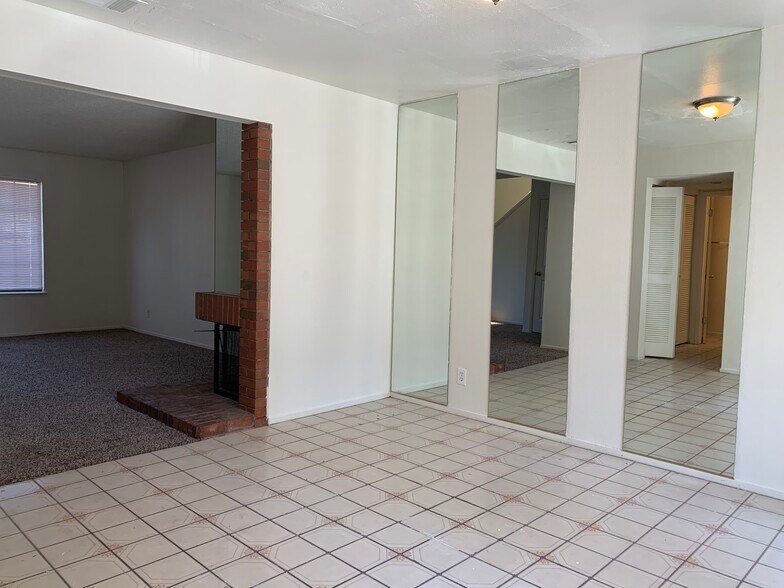 Building Photo - 2448 Pickwick Dr