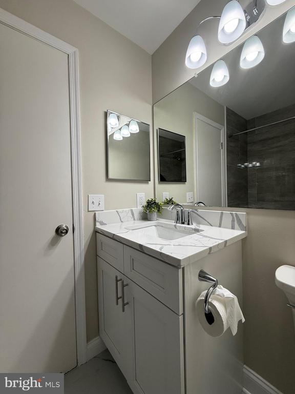 Building Photo - 6 Wosniak Ct