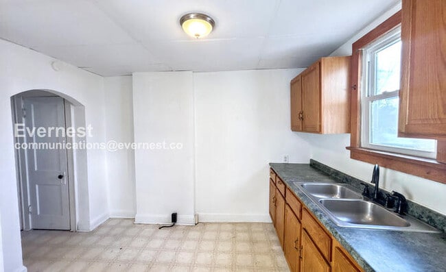 Building Photo - 3 Bed /1 Bath Townhome / Pet-Friendly / Vouchers Accepted / Available Now!