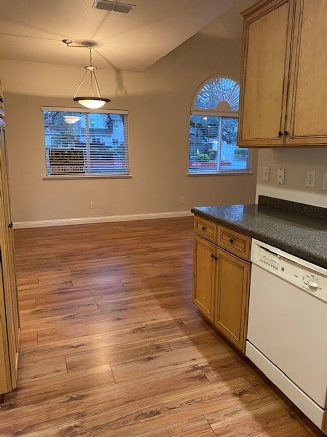 Building Photo - AVAILABLE NOW! Roseville 2 bed/2.5 bath, 2 Story Townhome!