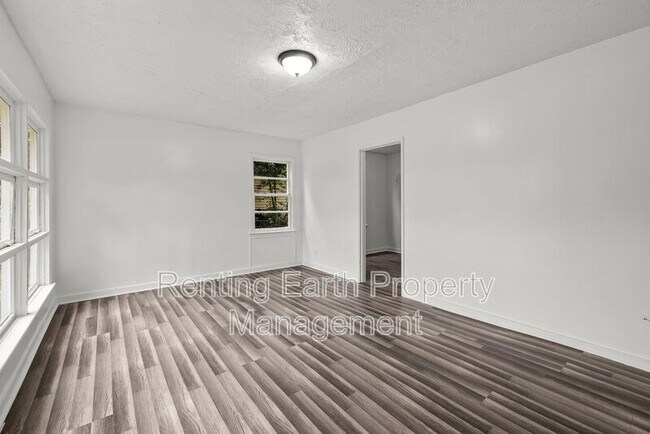Building Photo - 341 Chisholm St