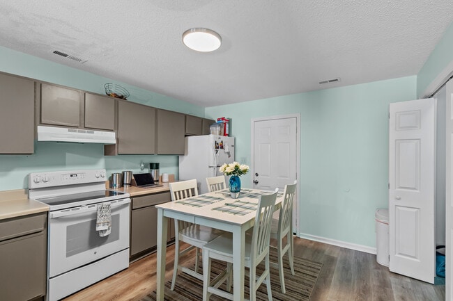 Building Photo - 1075 W Pueblo Dr