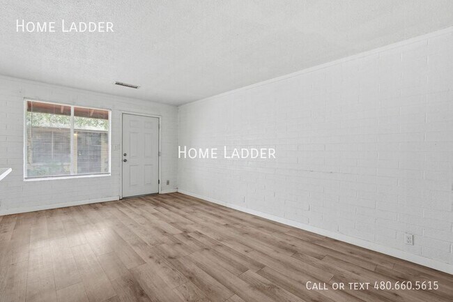 Building Photo - 1332 W 5th St