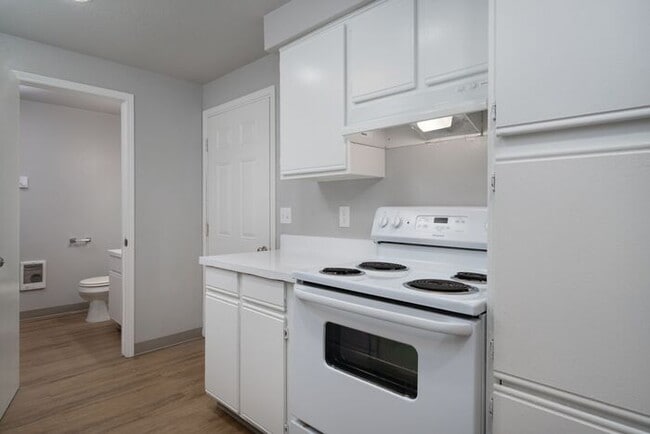 Building Photo - Large 2 bed 1.5bath townhouse