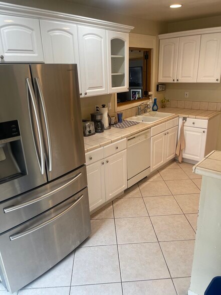 Building Photo - 5325 Dunrobin Ave