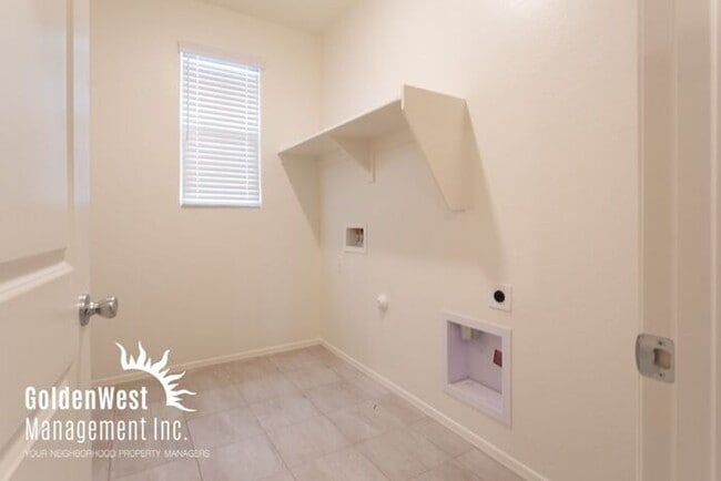 Building Photo - Bright & Airy 4 Bdm 2Ba in Quiet Neighborh...