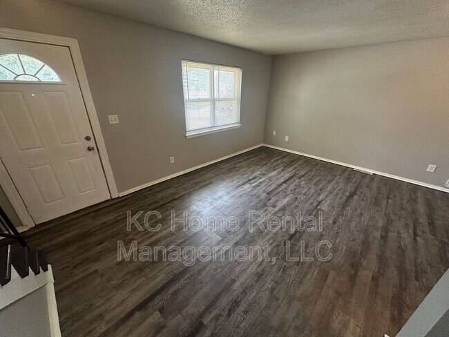 Building Photo - 212 N Oak Dr