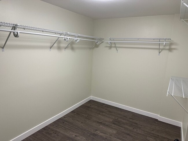 Building Photo - Available Now! 4 bed, 2 bath house in Shoreline!