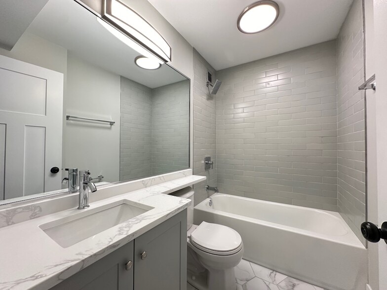 Building Photo - 1212 N La Salle Dr