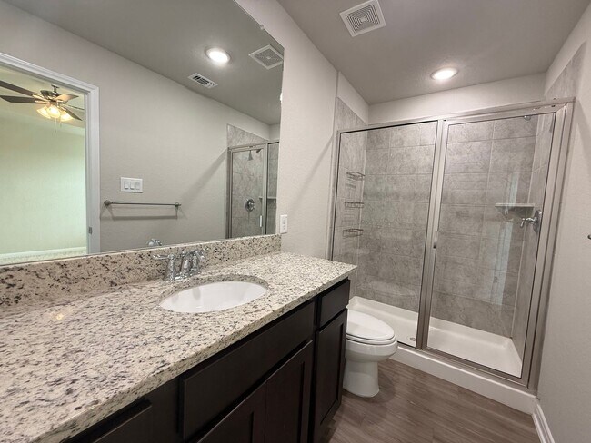 Building Photo - 3bd/2.5ba Two-Story Duplex in Prime Location