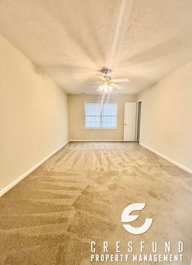 Building Photo - Comfort, Style, and Space - 15 MIN FROM FT...