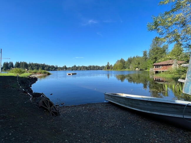 Building Photo - Lakeview 3 Bedroom Home with A/C , LVP Flo...