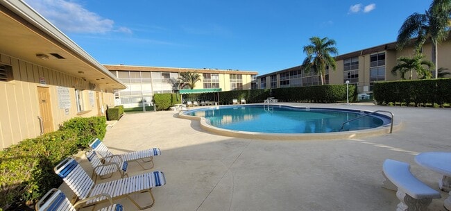 Building Photo - 300 Village Green Cir S