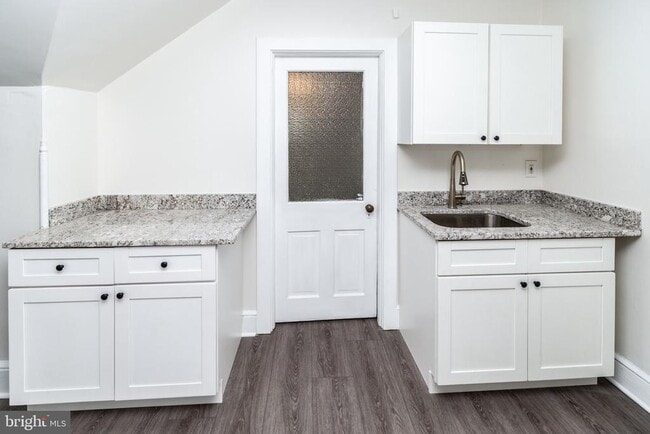 Building Photo - 24 Bank St