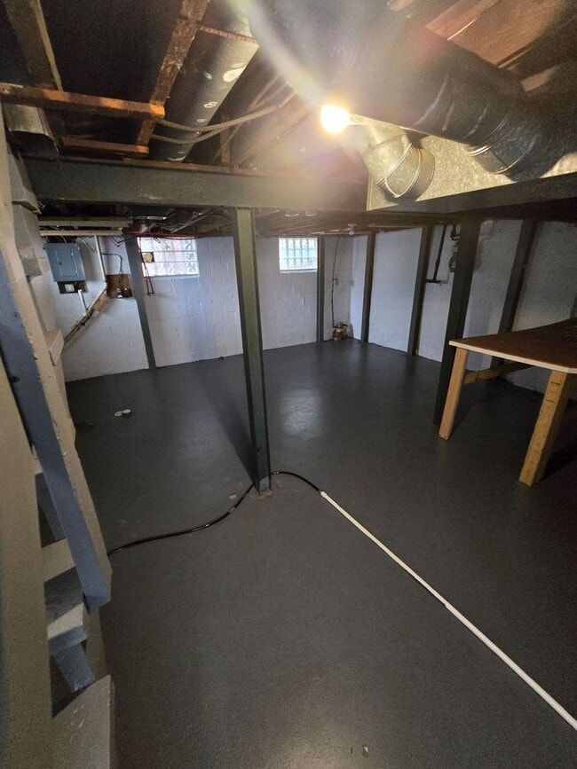 Building Photo - 3 BEDROOM SINGLE FAMILY