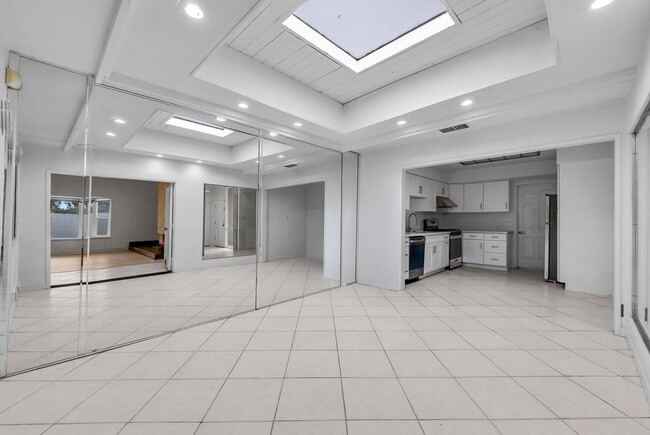 Building Photo - "Rare Single-Story Remodel: Modern 3BR End-Unit in University Park