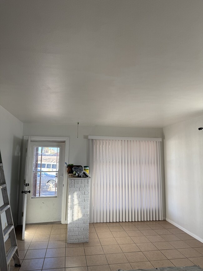 Building Photo - 1029 Lomaland Dr