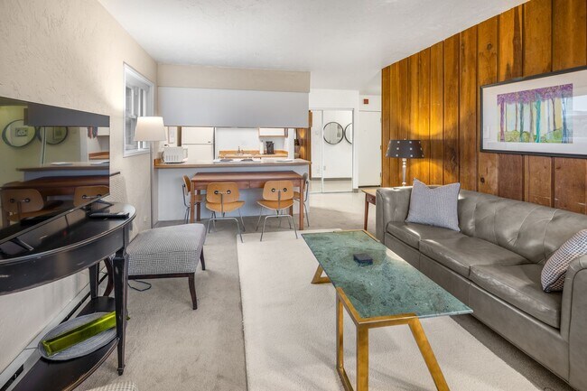 Building Photo - Downtown Anchorage Two Bedroom Two Bath (102)