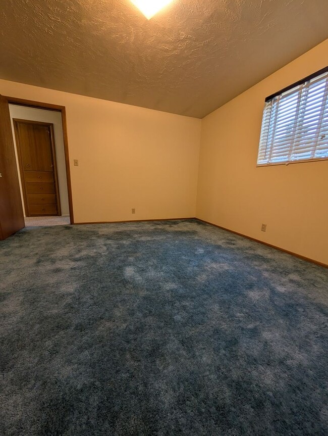 Building Photo - 675 University Dr