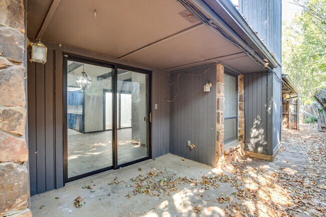 Building Photo - Light-Filled Mid-Century Vibes: 2BR/2BA w/...