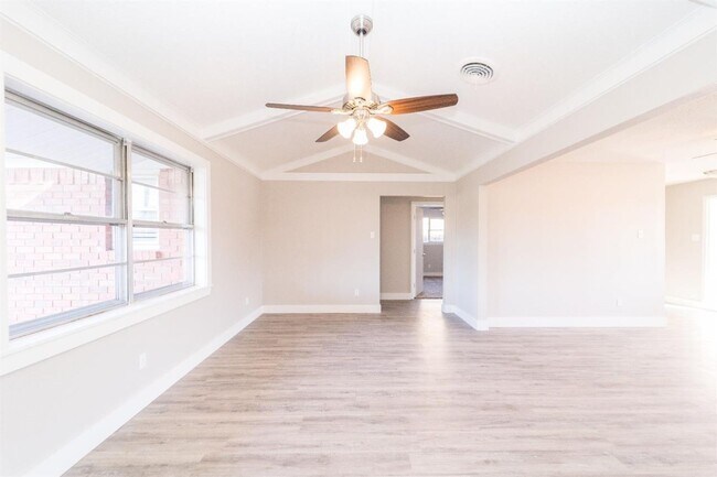 Building Photo - PRE-LEASING for AUGUST - Great 3/2 with a Large Bonus Room