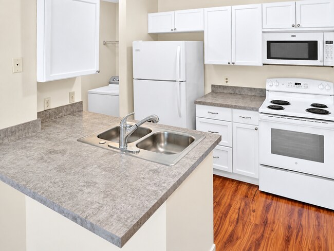 Building Photo - 305 Lakepointe Dr
