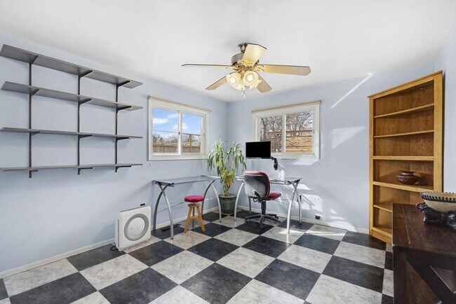 Building Photo - 1001 Ida Dr