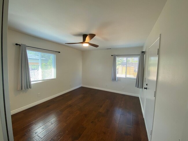 Building Photo - Fireplace! 1 Car Garage! Double Stainless Steel Oven! HUGE Enclosed Yard! Remodeled!