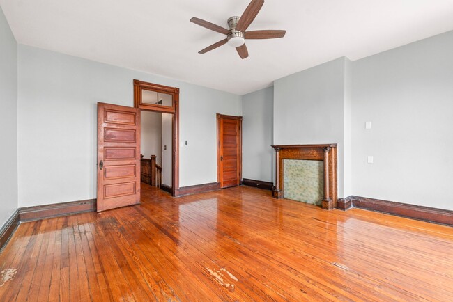 Building Photo - Spacious 6BR/2.5BA in CV AVAILABLE June 2026